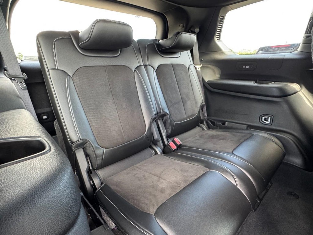 Jeep Grand Cherokee L Vehicle Full-screen Gallery Image 12