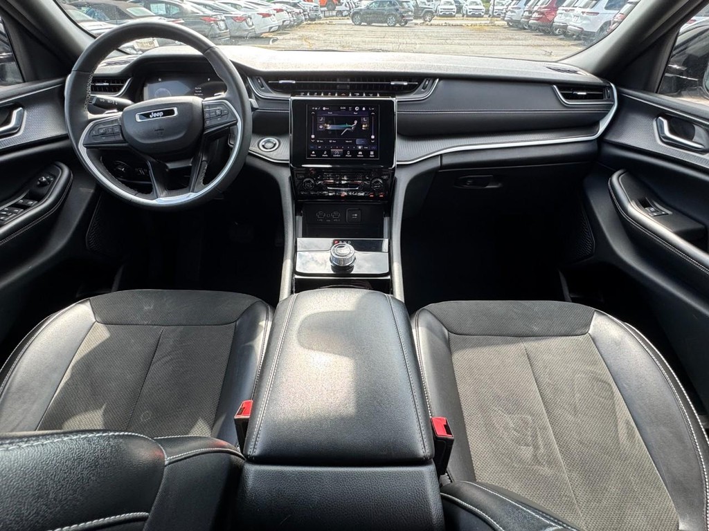 Jeep Grand Cherokee L Vehicle Full-screen Gallery Image 13