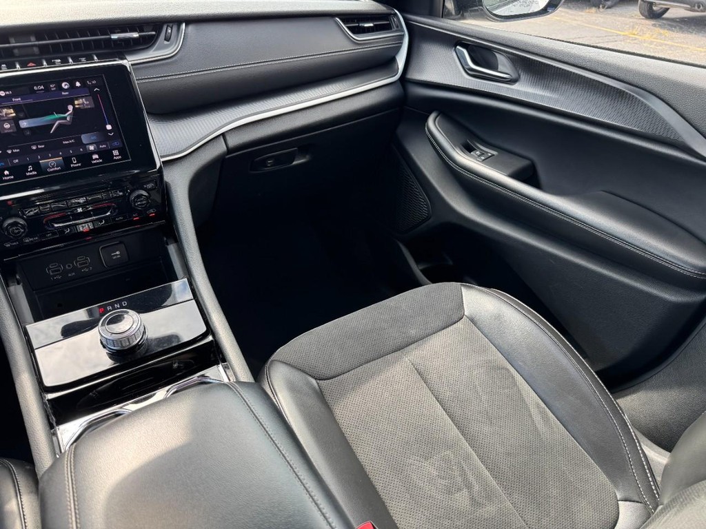 Jeep Grand Cherokee L Vehicle Full-screen Gallery Image 17