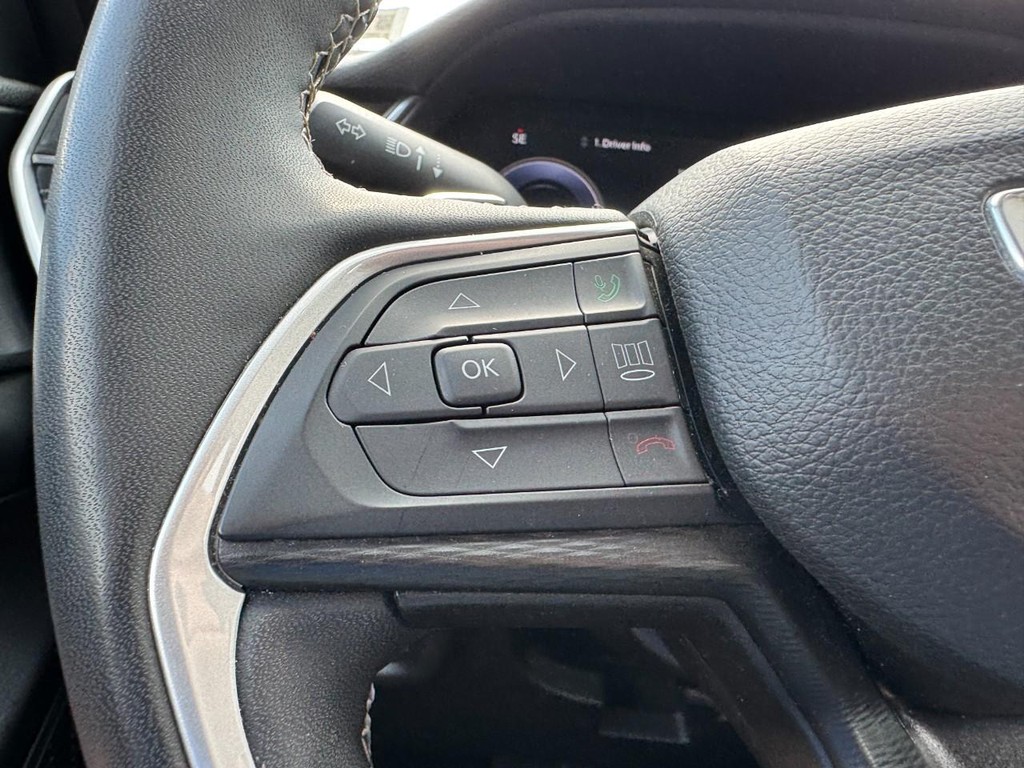 Jeep Grand Cherokee L Vehicle Full-screen Gallery Image 18