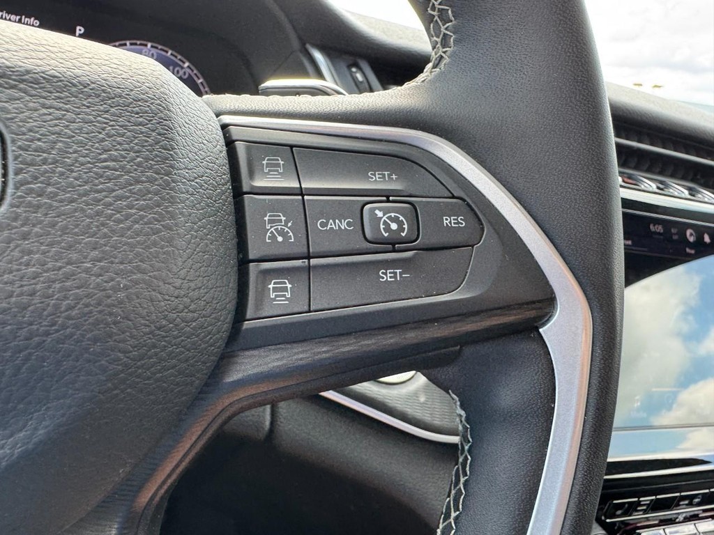 Jeep Grand Cherokee L Vehicle Full-screen Gallery Image 19