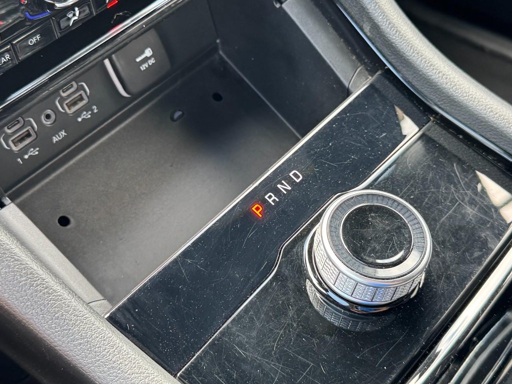 Jeep Grand Cherokee L Vehicle Full-screen Gallery Image 21