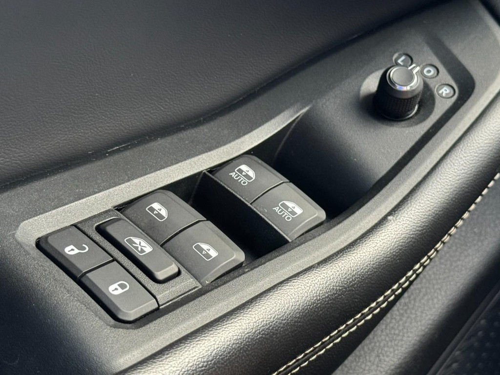 Jeep Grand Cherokee L Vehicle Full-screen Gallery Image 25