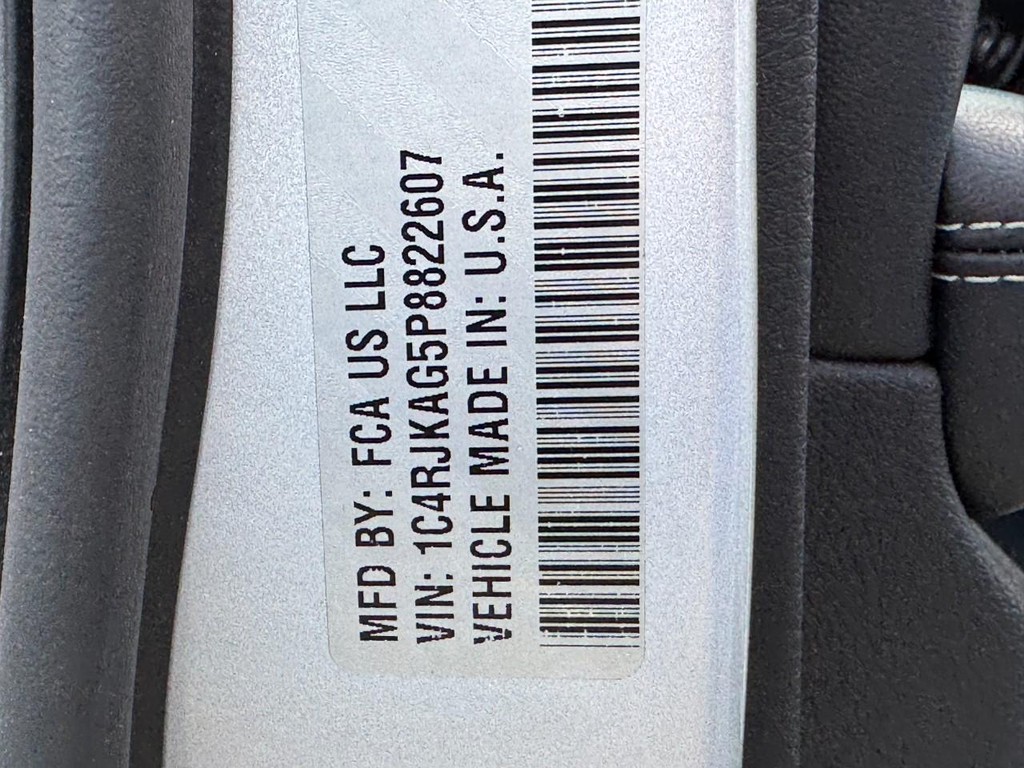 Jeep Grand Cherokee L Vehicle Full-screen Gallery Image 28