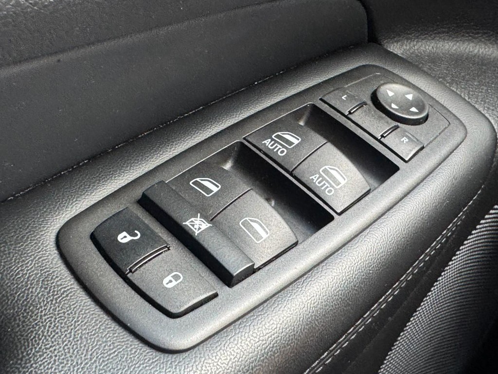 Jeep Grand Cherokee Vehicle Full-screen Gallery Image 22