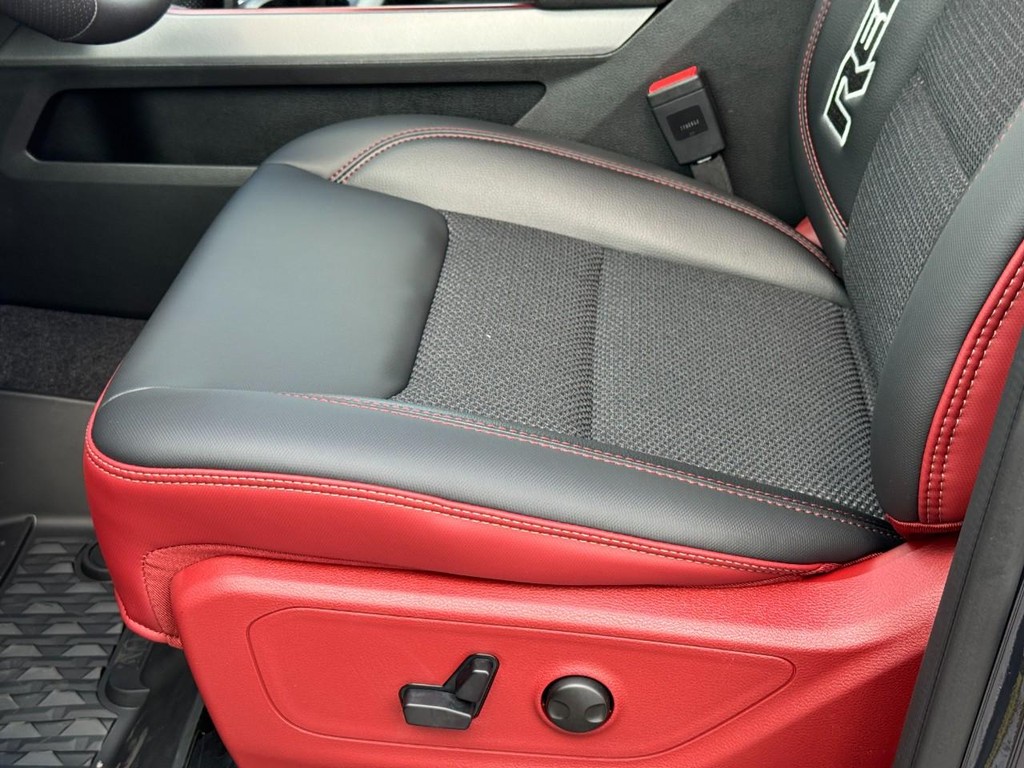 Ram 1500 Vehicle Full-screen Gallery Image 18