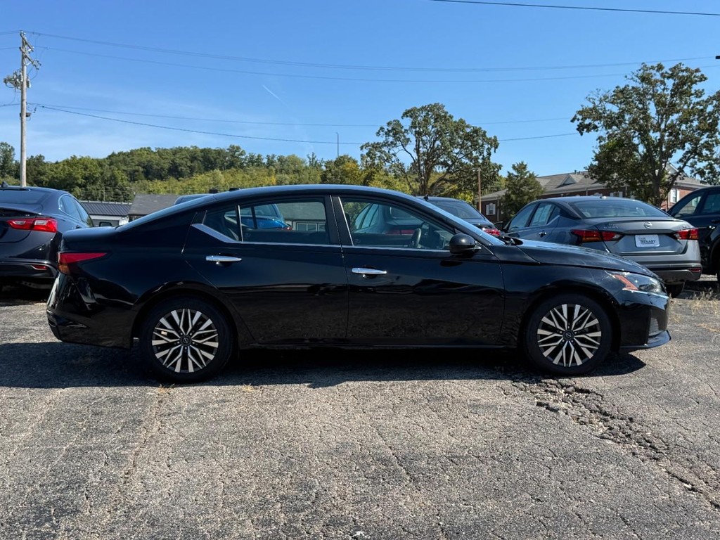 Nissan Altima Vehicle Full-screen Gallery Image 02