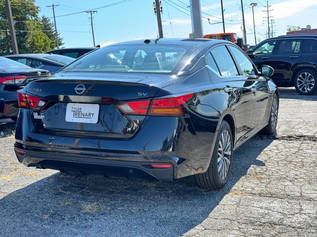 Nissan Altima Vehicle Full-screen Gallery Image 03