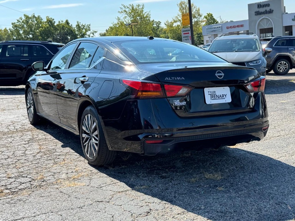 Nissan Altima Vehicle Full-screen Gallery Image 04