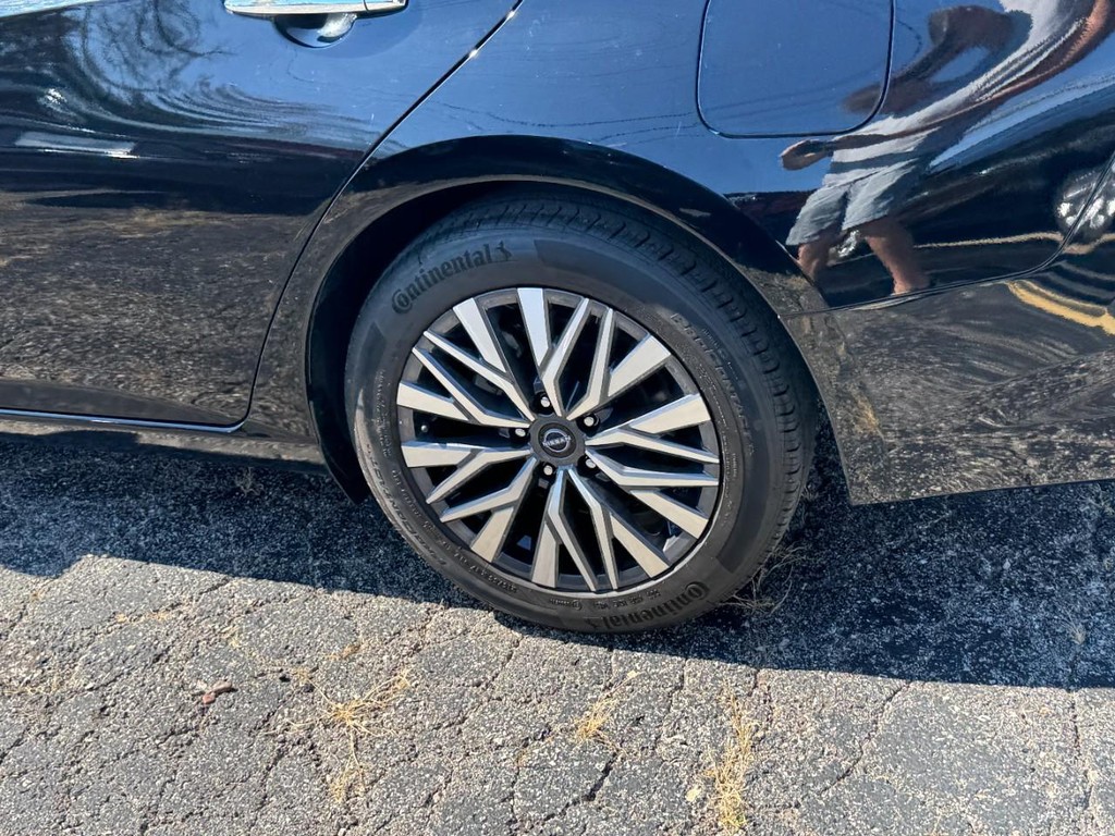 Nissan Altima Vehicle Full-screen Gallery Image 05