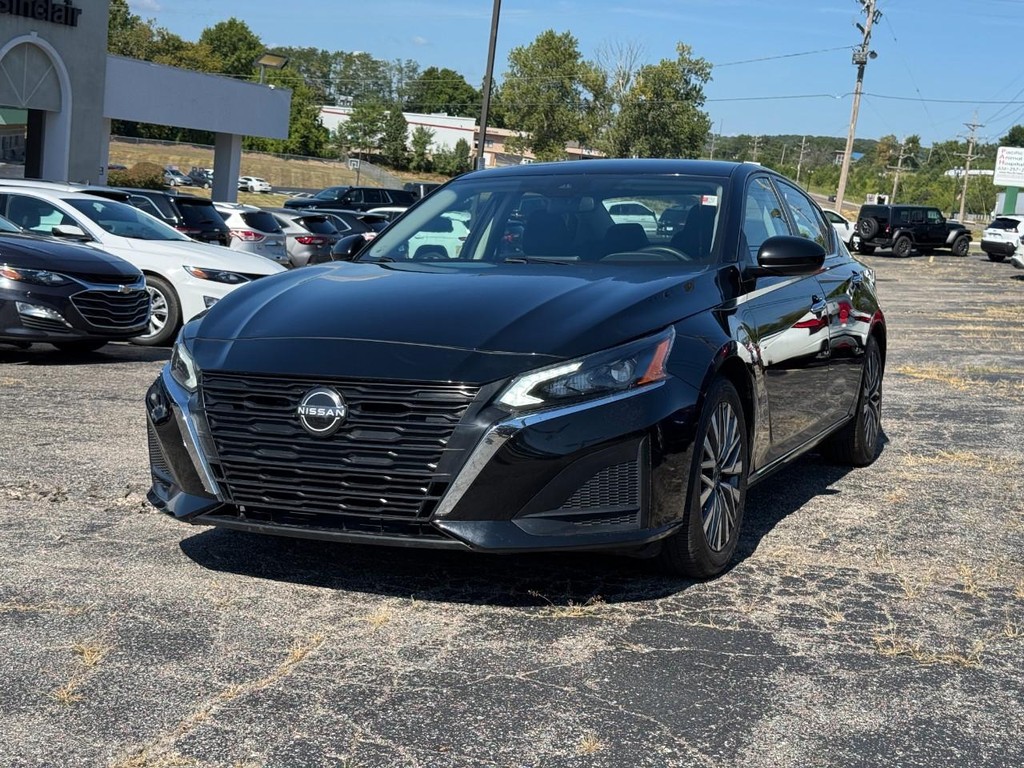 Nissan Altima Vehicle Full-screen Gallery Image 06