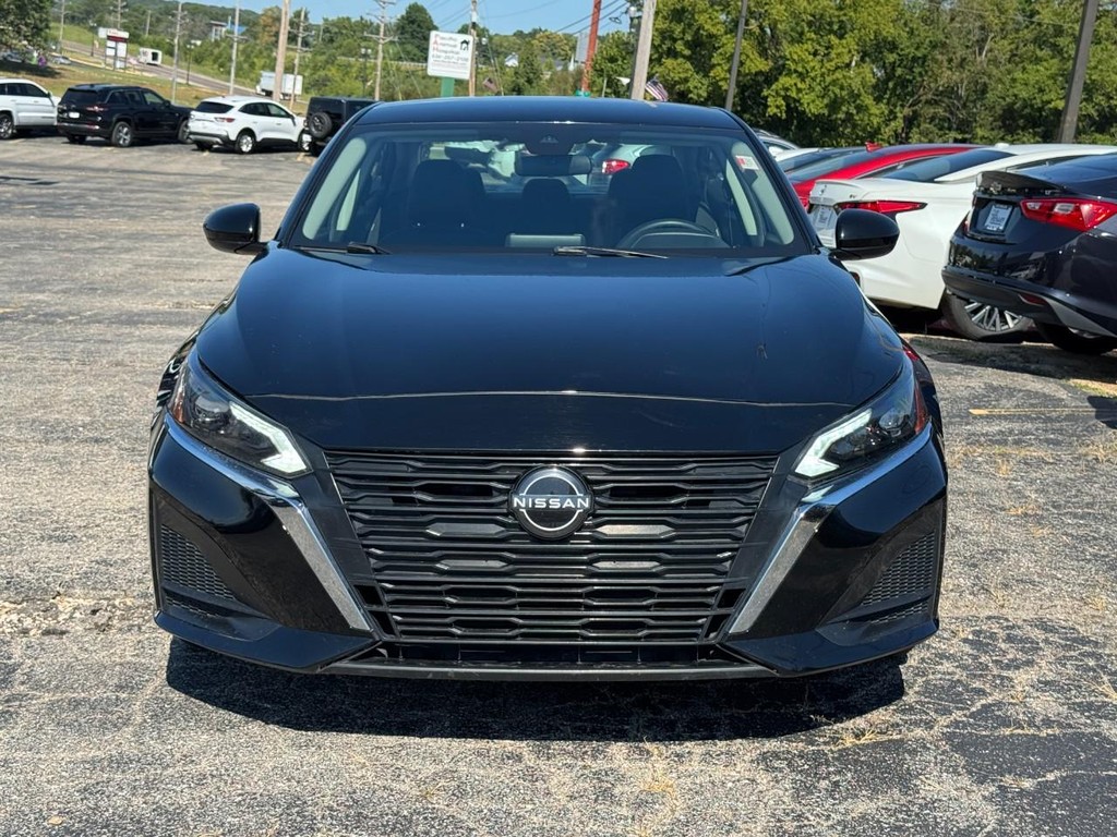 Nissan Altima Vehicle Full-screen Gallery Image 07