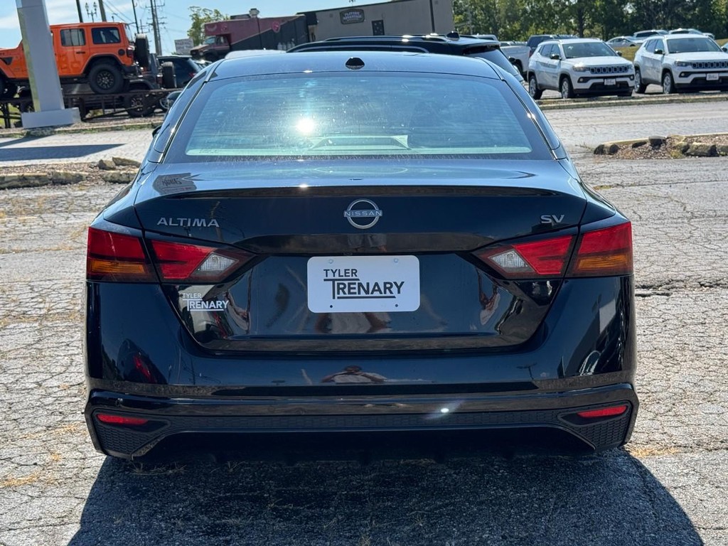 Nissan Altima Vehicle Full-screen Gallery Image 08