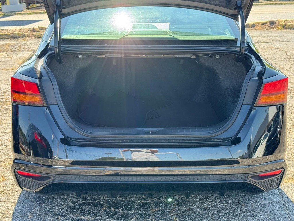 Nissan Altima Vehicle Full-screen Gallery Image 09