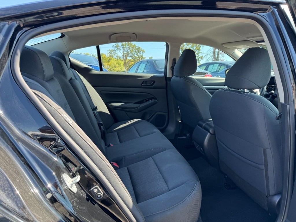 Nissan Altima Vehicle Full-screen Gallery Image 10