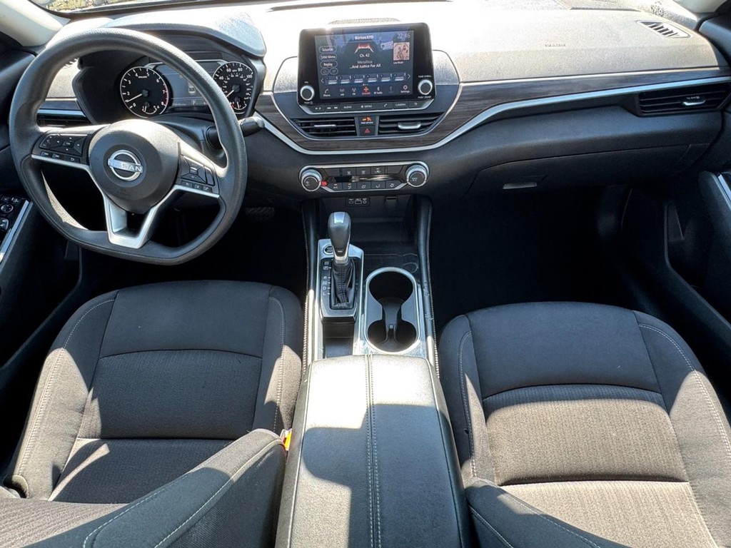 Nissan Altima Vehicle Full-screen Gallery Image 11