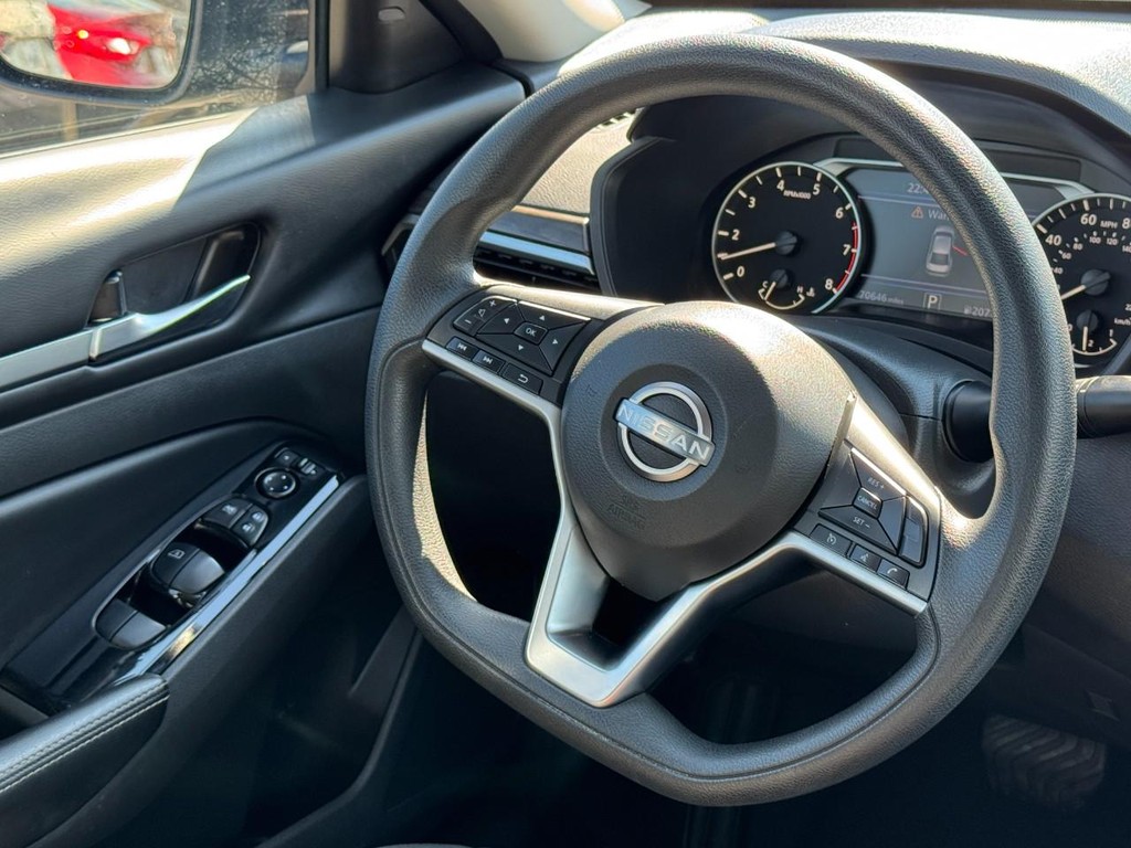 Nissan Altima Vehicle Full-screen Gallery Image 12