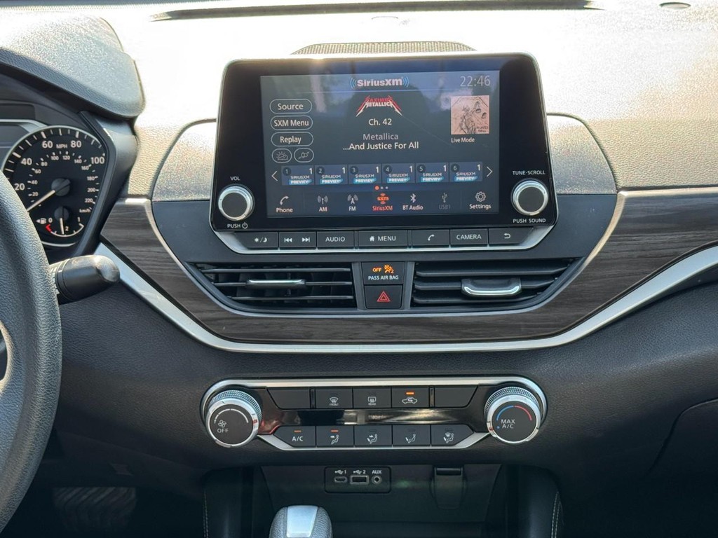 Nissan Altima Vehicle Full-screen Gallery Image 13