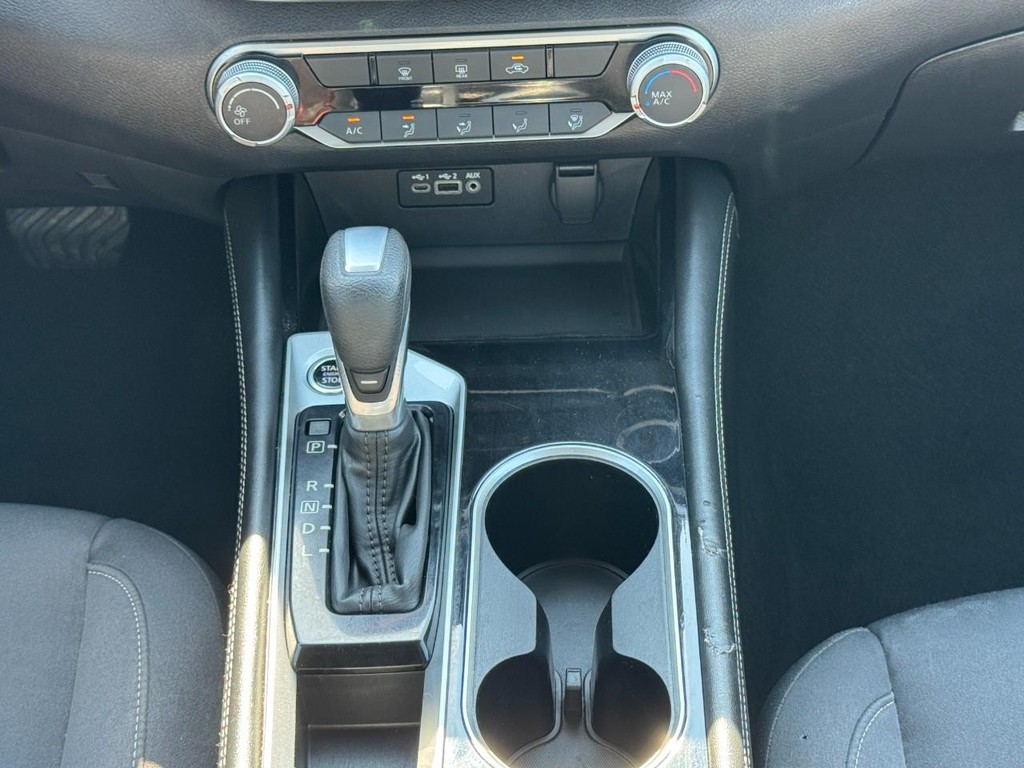 Nissan Altima Vehicle Full-screen Gallery Image 14