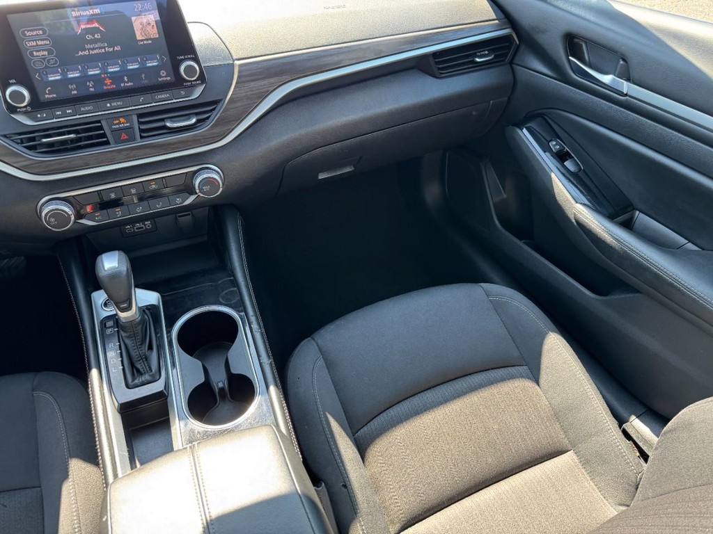 Nissan Altima Vehicle Full-screen Gallery Image 15