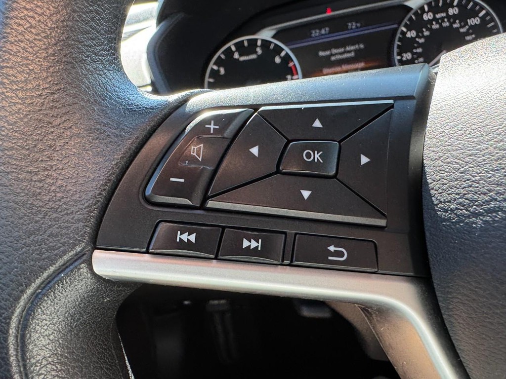 Nissan Altima Vehicle Full-screen Gallery Image 16