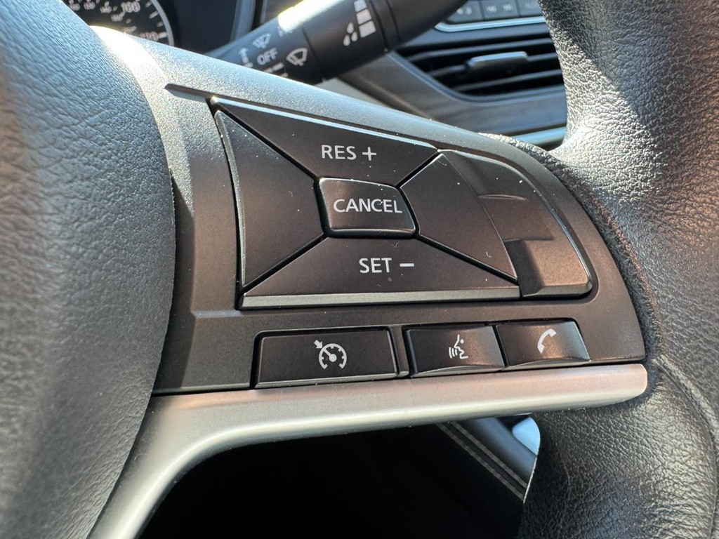 Nissan Altima Vehicle Full-screen Gallery Image 17