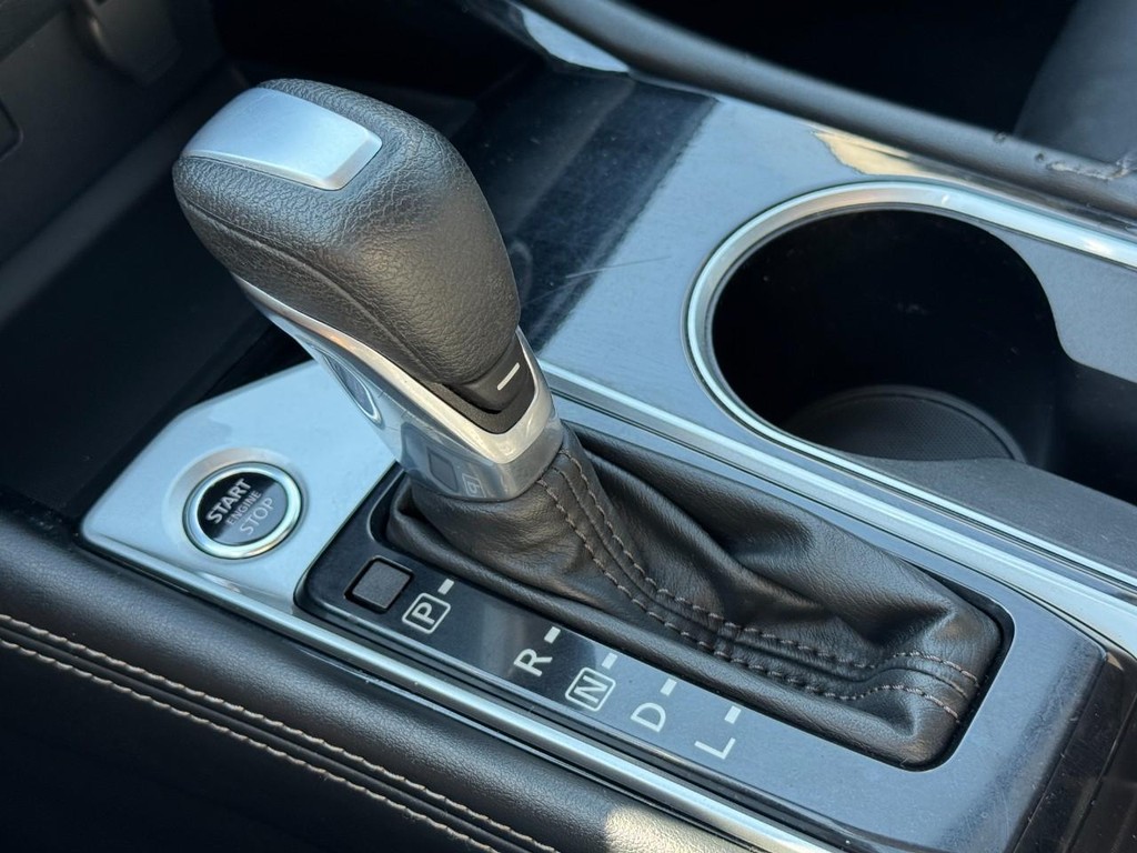 Nissan Altima Vehicle Full-screen Gallery Image 19