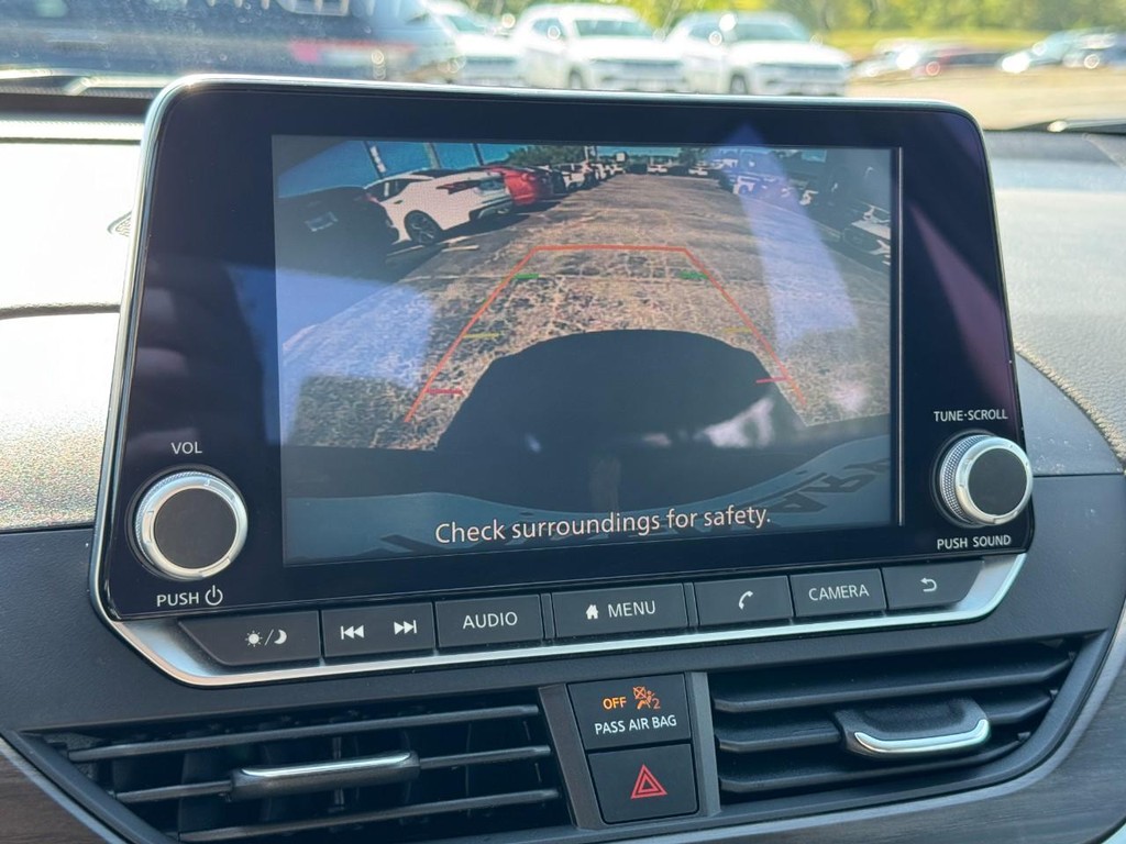 Nissan Altima Vehicle Full-screen Gallery Image 21