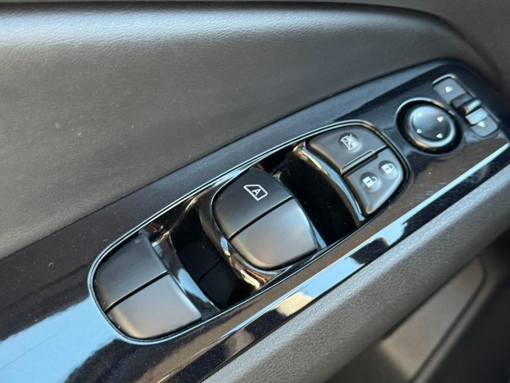 Nissan Altima Vehicle Full-screen Gallery Image 22