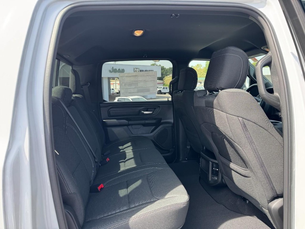 Ram 1500 Vehicle Full-screen Gallery Image 05