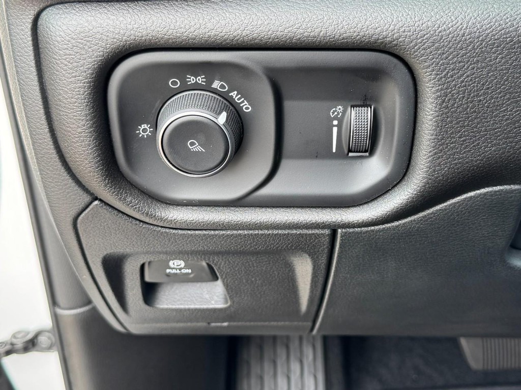 Ram 1500 Vehicle Full-screen Gallery Image 10