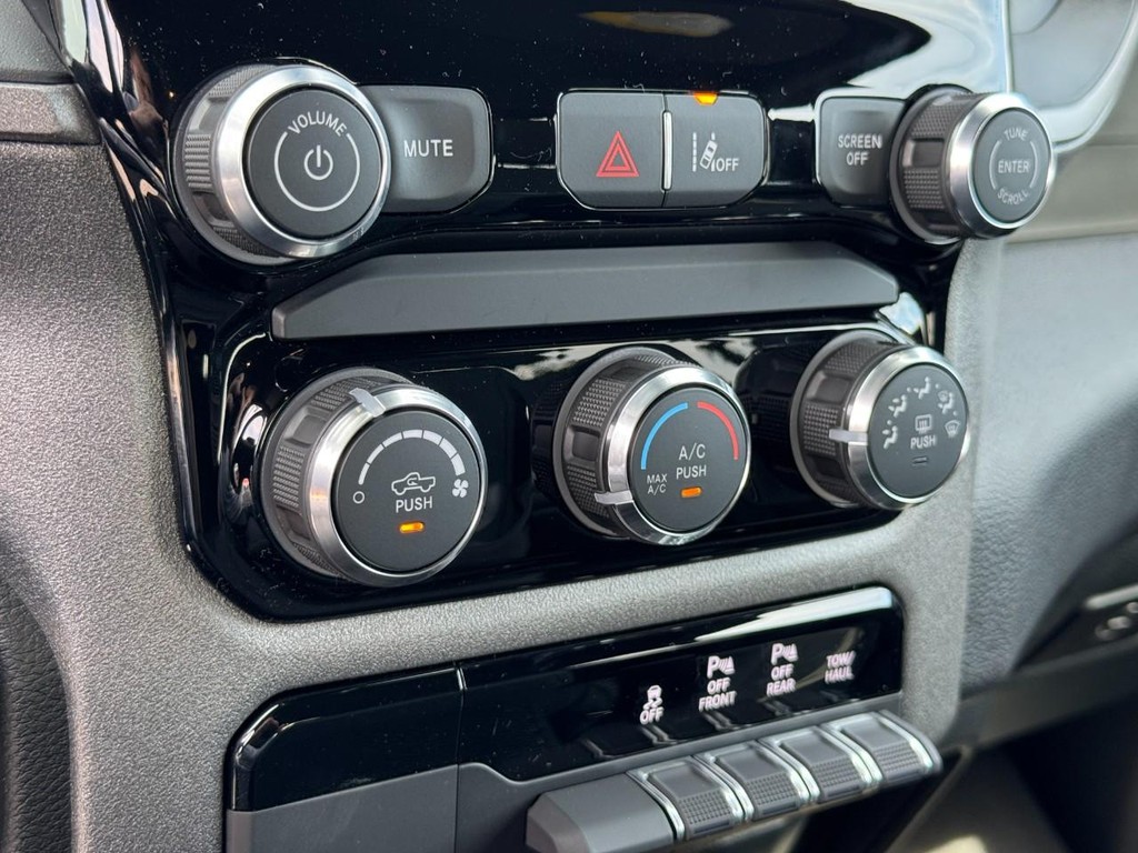 Ram 1500 Vehicle Full-screen Gallery Image 15