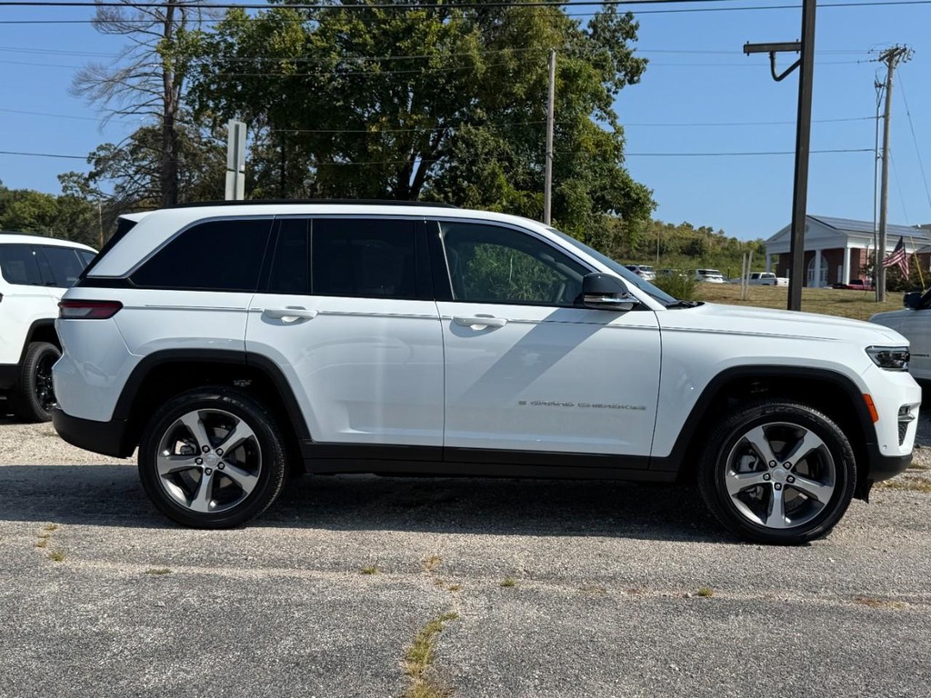 Jeep Grand Cherokee Vehicle Full-screen Gallery Image 02
