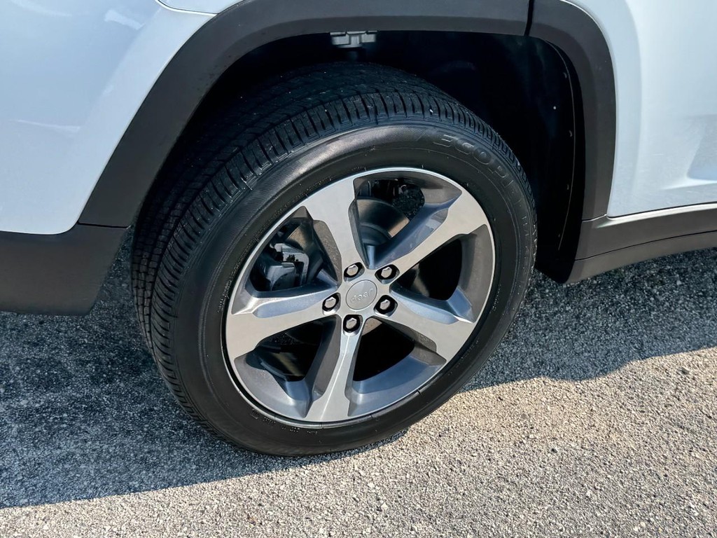 Jeep Grand Cherokee Vehicle Full-screen Gallery Image 04