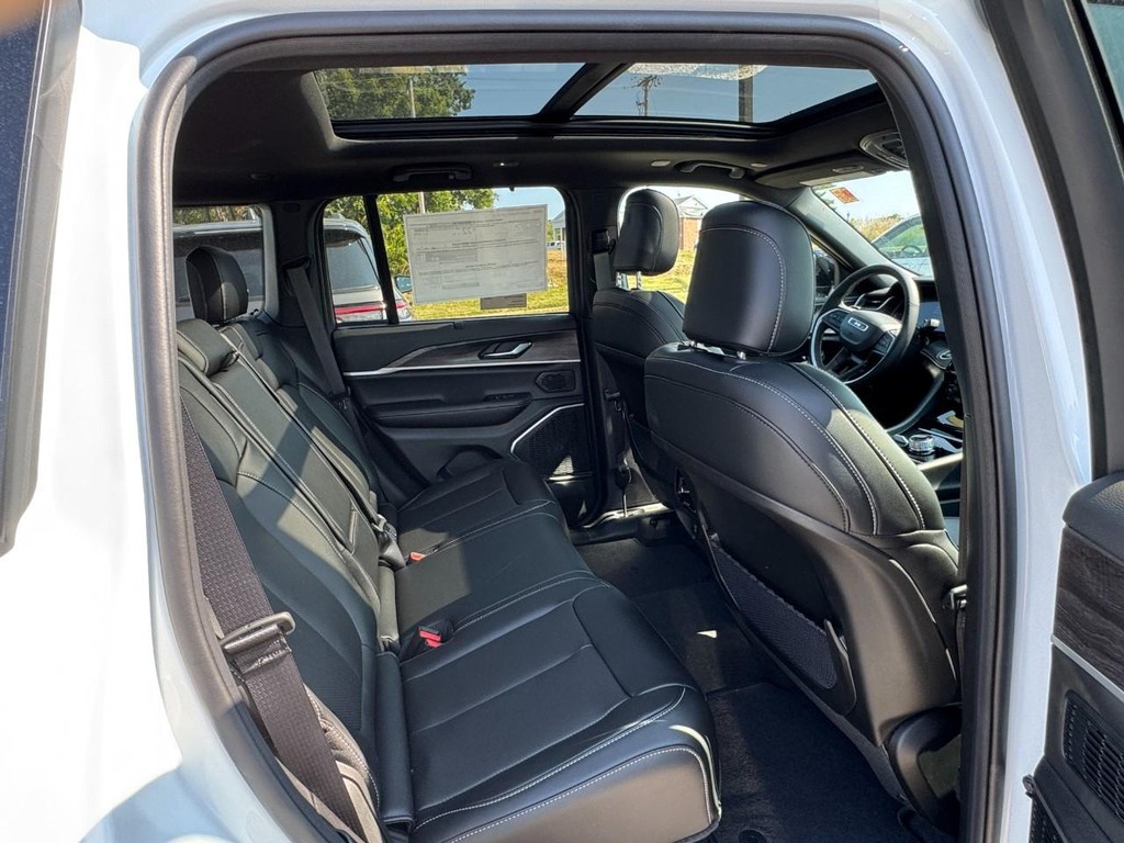 Jeep Grand Cherokee Vehicle Full-screen Gallery Image 05