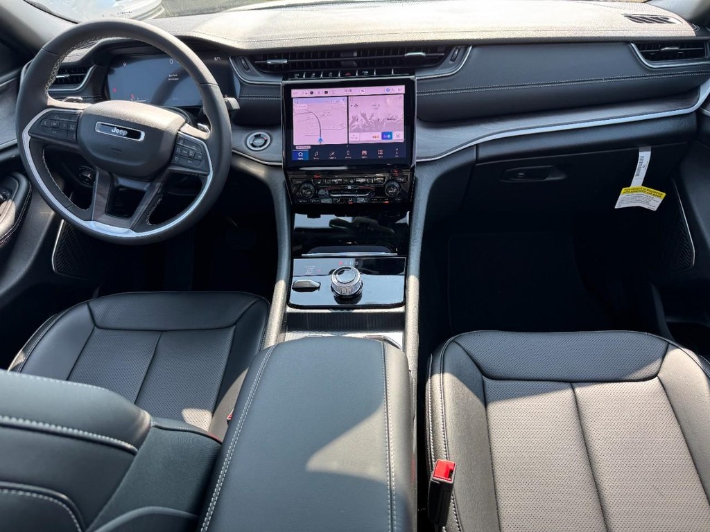 Jeep Grand Cherokee Vehicle Full-screen Gallery Image 06