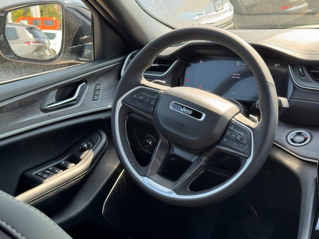 Jeep Grand Cherokee Vehicle Full-screen Gallery Image 07