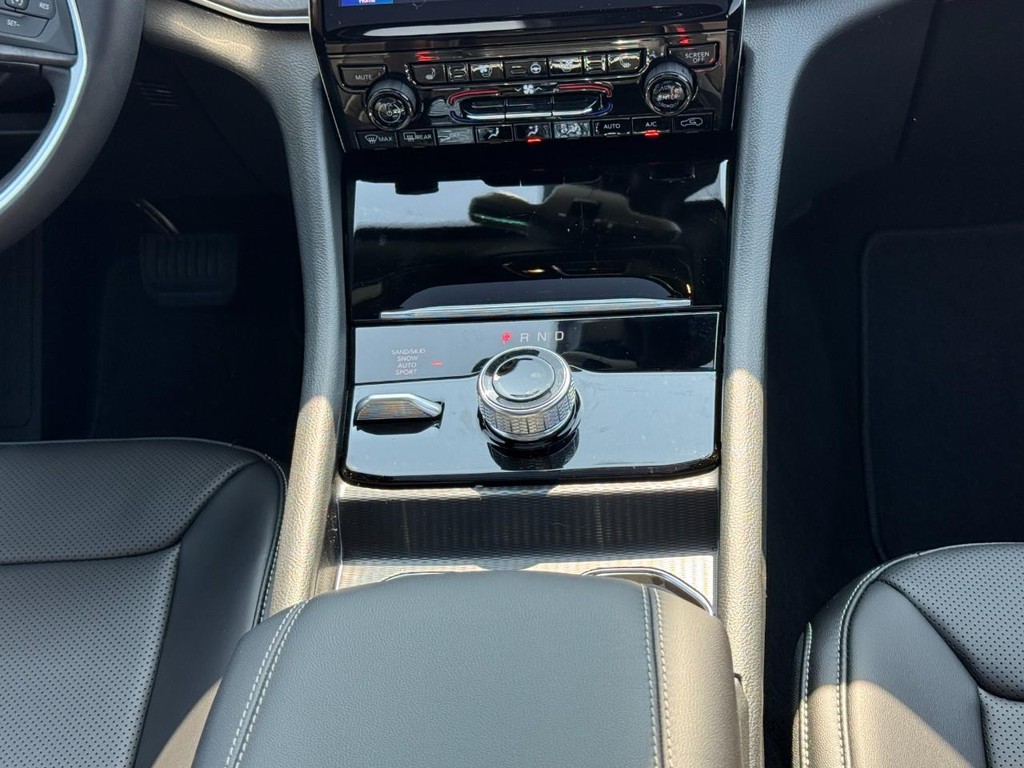 Jeep Grand Cherokee Vehicle Full-screen Gallery Image 09