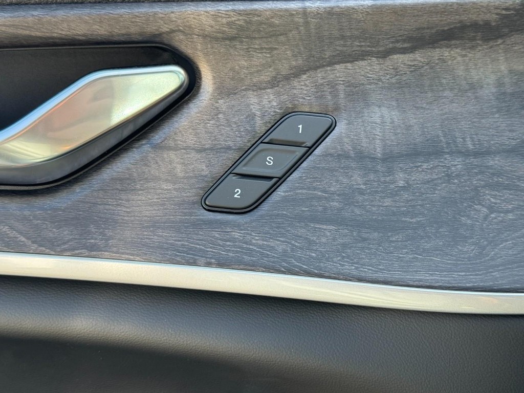 Jeep Grand Cherokee Vehicle Full-screen Gallery Image 10