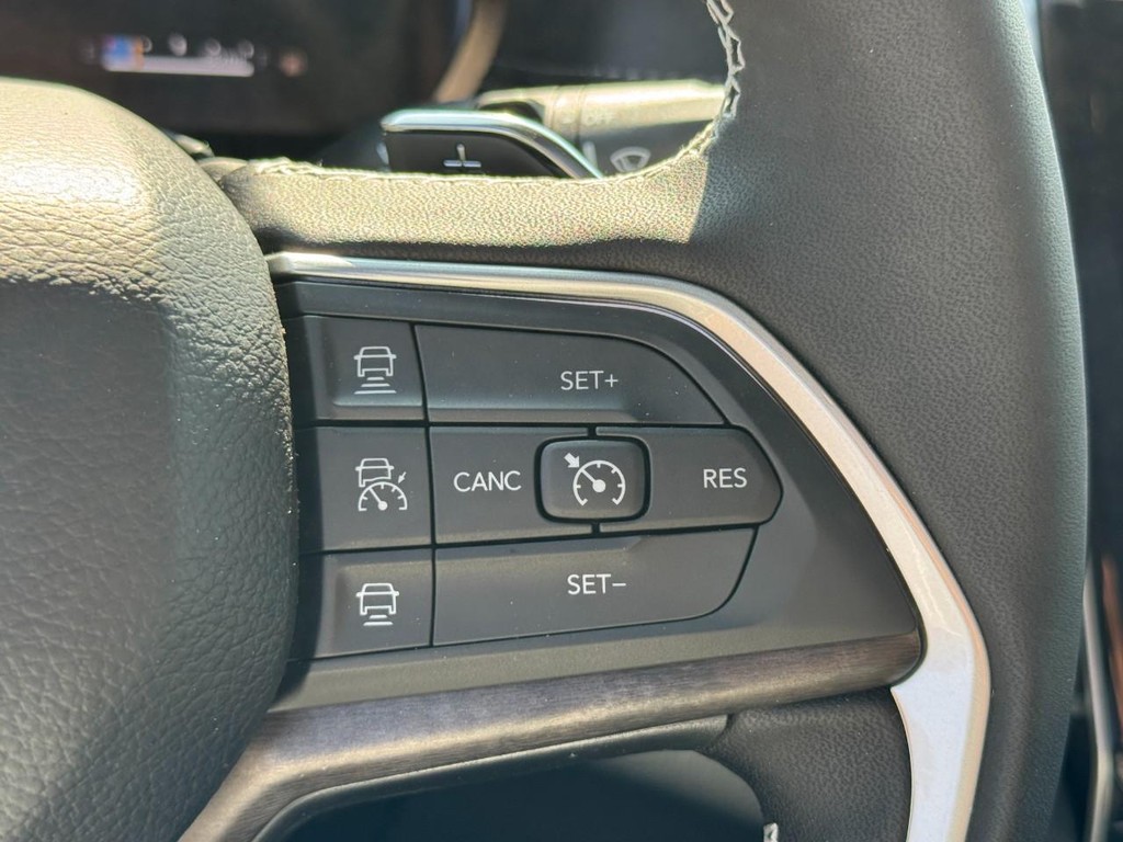 Jeep Grand Cherokee Vehicle Full-screen Gallery Image 12