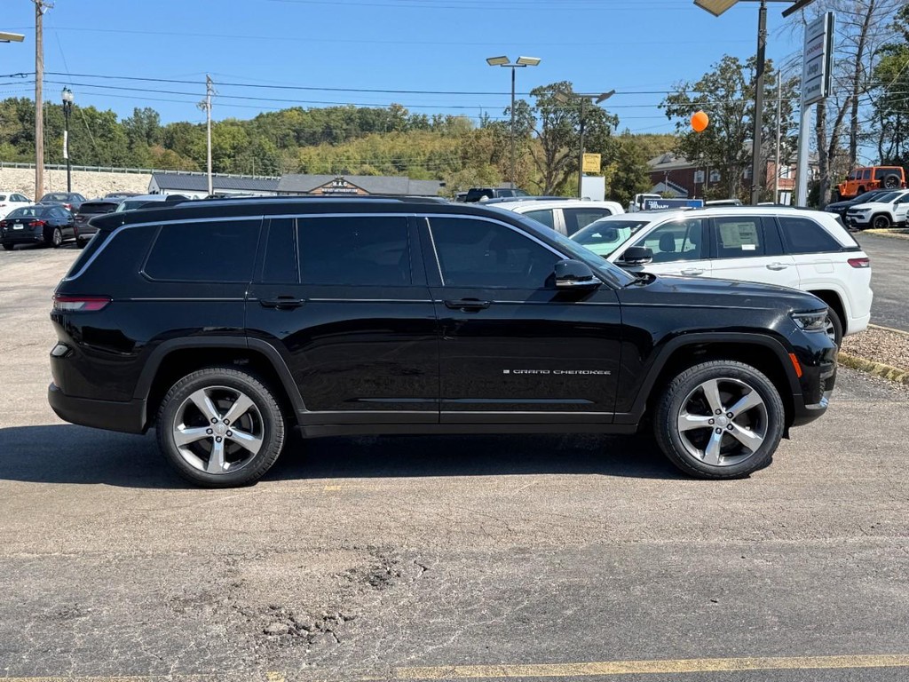 Jeep Grand Cherokee L Vehicle Full-screen Gallery Image 02