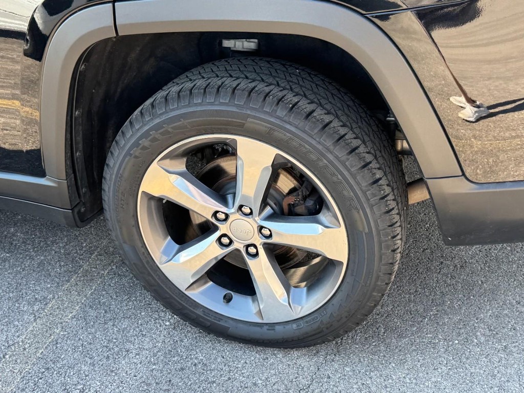 Jeep Grand Cherokee L Vehicle Full-screen Gallery Image 05