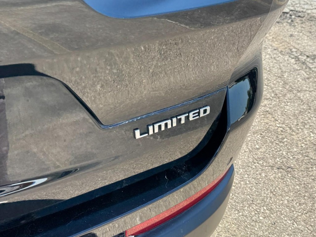 Jeep Grand Cherokee L Vehicle Full-screen Gallery Image 09