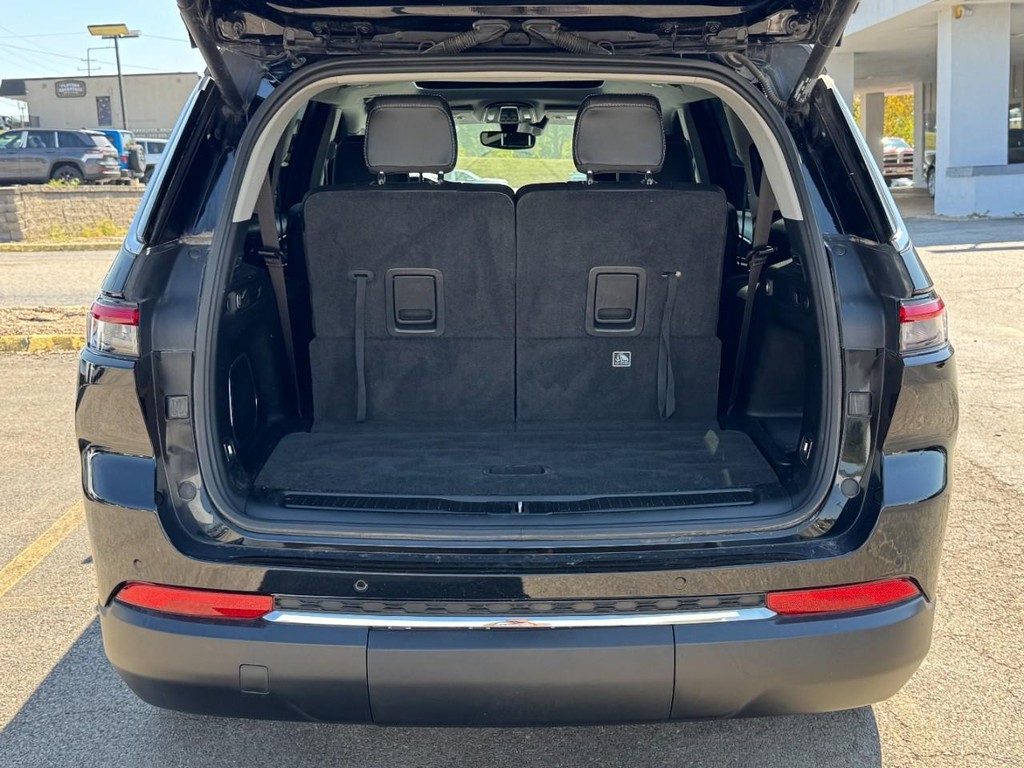 Jeep Grand Cherokee L Vehicle Full-screen Gallery Image 11