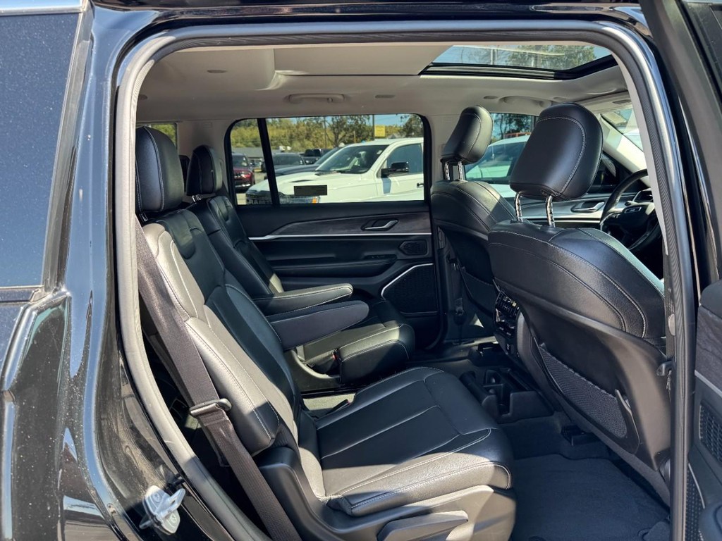 Jeep Grand Cherokee L Vehicle Full-screen Gallery Image 12