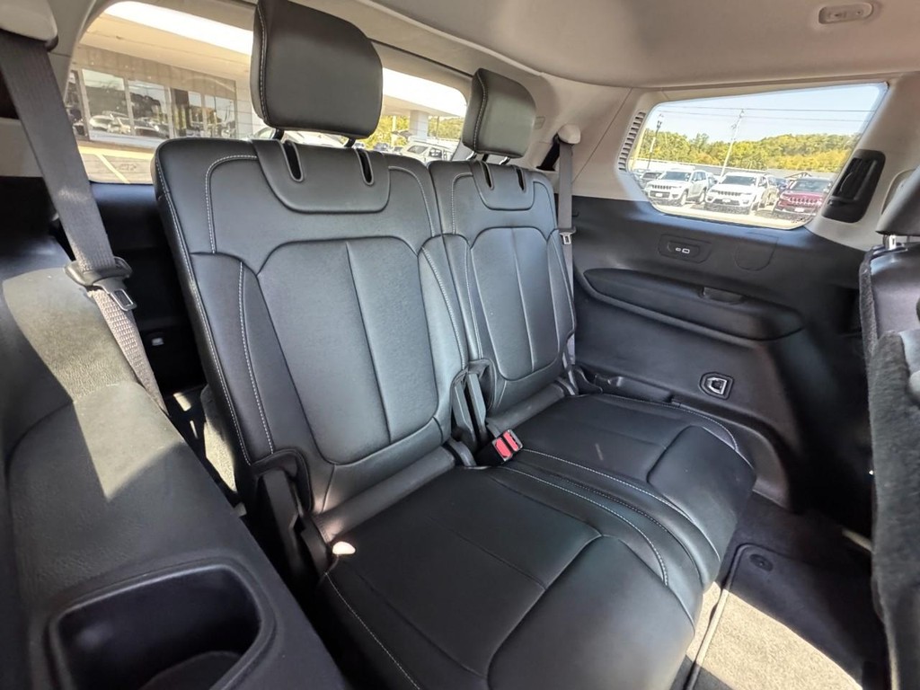 Jeep Grand Cherokee L Vehicle Full-screen Gallery Image 13