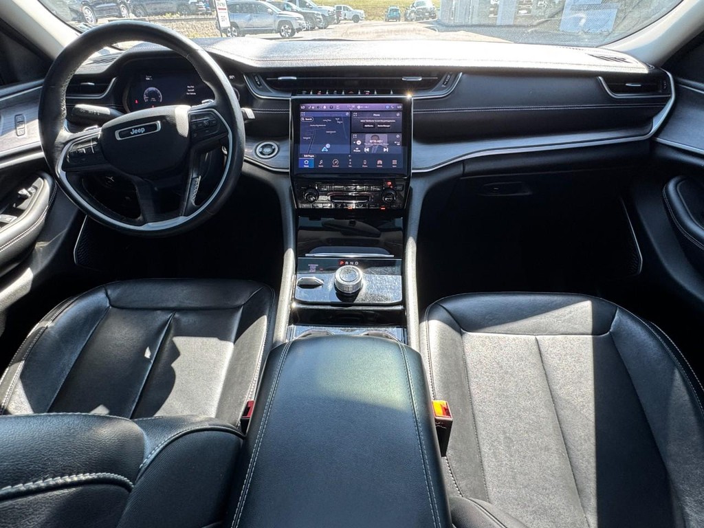 Jeep Grand Cherokee L Vehicle Full-screen Gallery Image 14