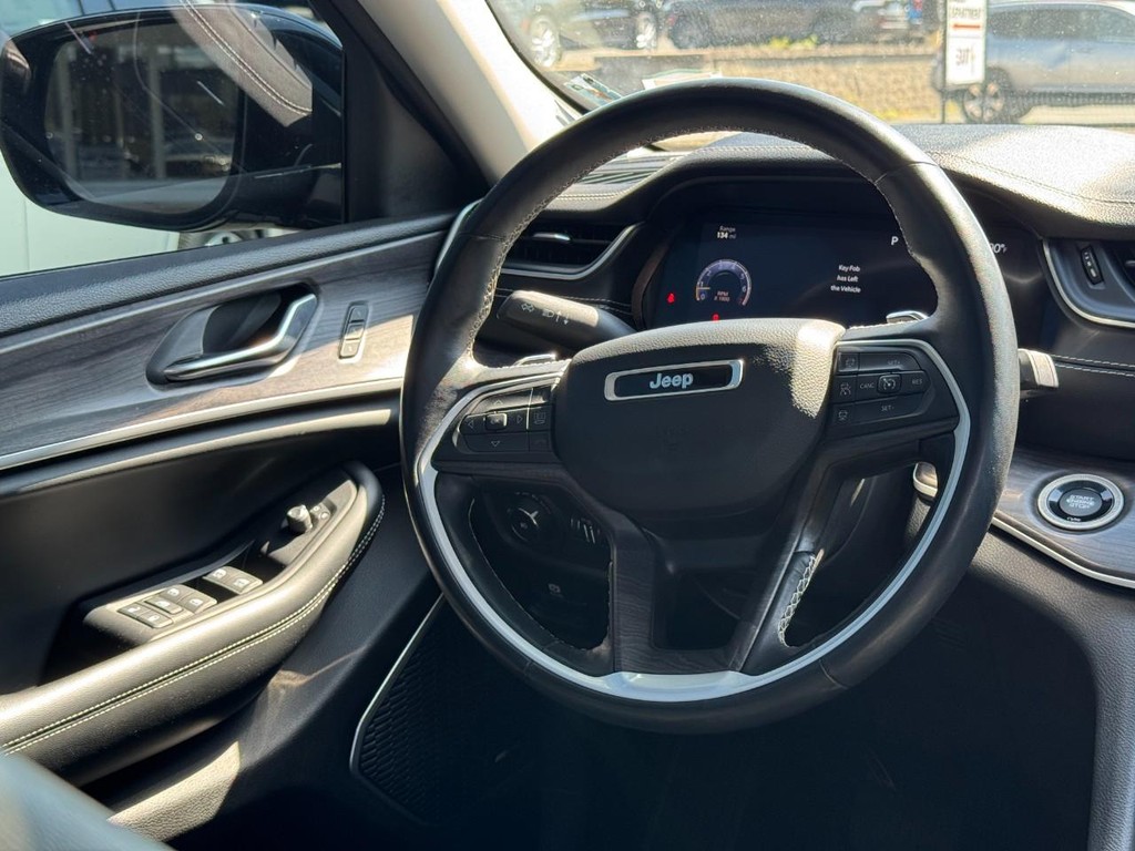 Jeep Grand Cherokee L Vehicle Full-screen Gallery Image 15