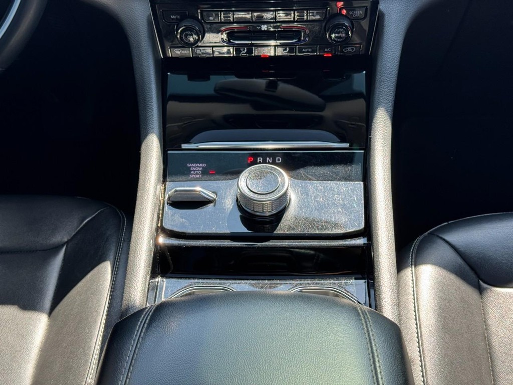 Jeep Grand Cherokee L Vehicle Full-screen Gallery Image 17