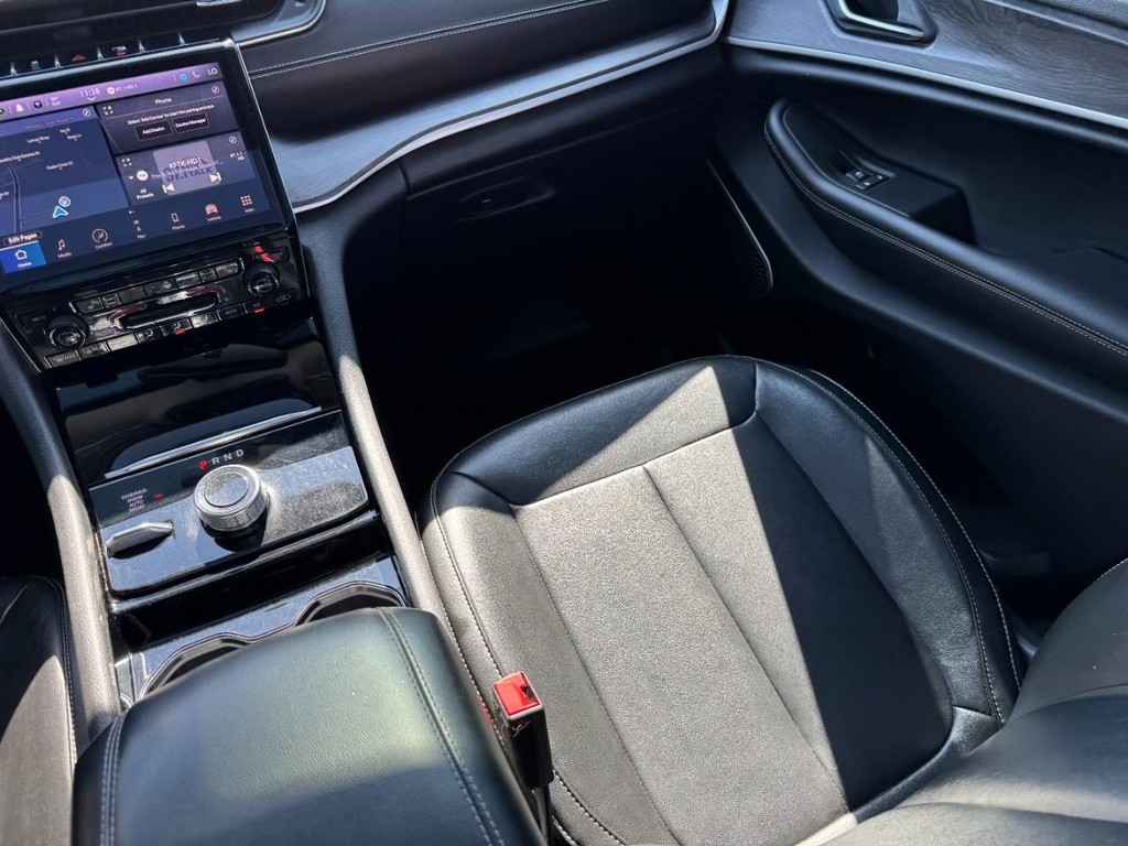 Jeep Grand Cherokee L Vehicle Full-screen Gallery Image 18